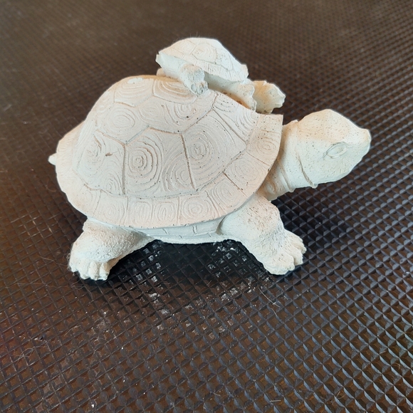 Turtle with baby statue (unpainted) - Picture 2 of 4